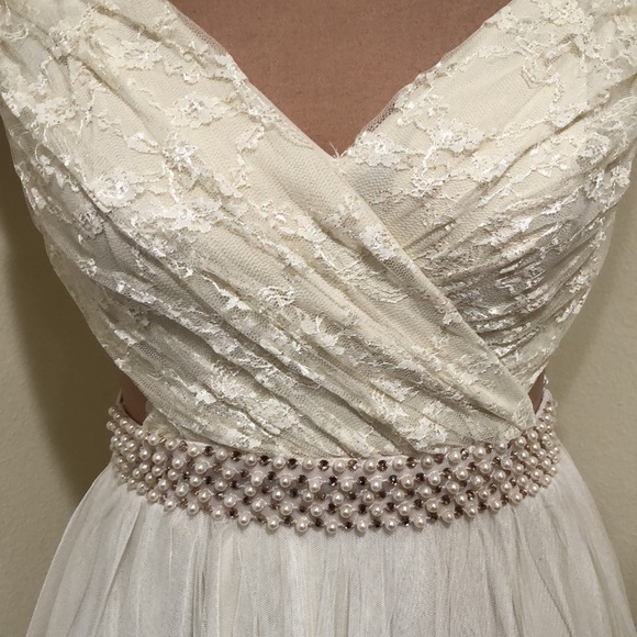 Francesca’s Collection Speechless Dress Size XS Cream Lace Cut Out Sides - Picture 3 of 10